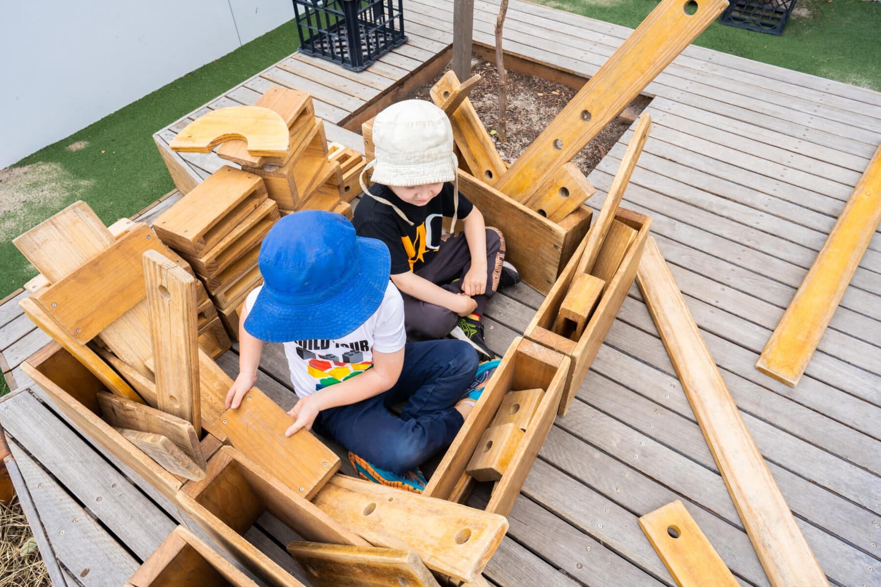 Children using the hundred languages of learning through play