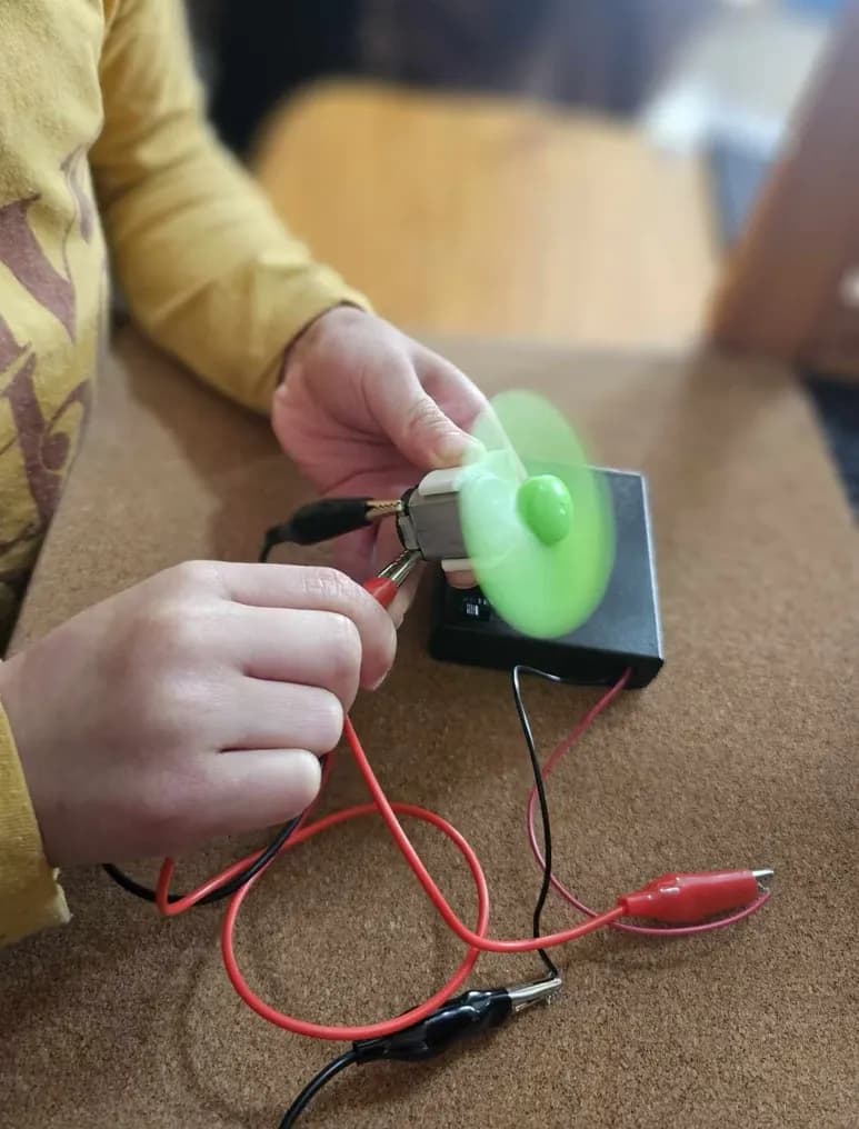 Child transforming a creative play environment