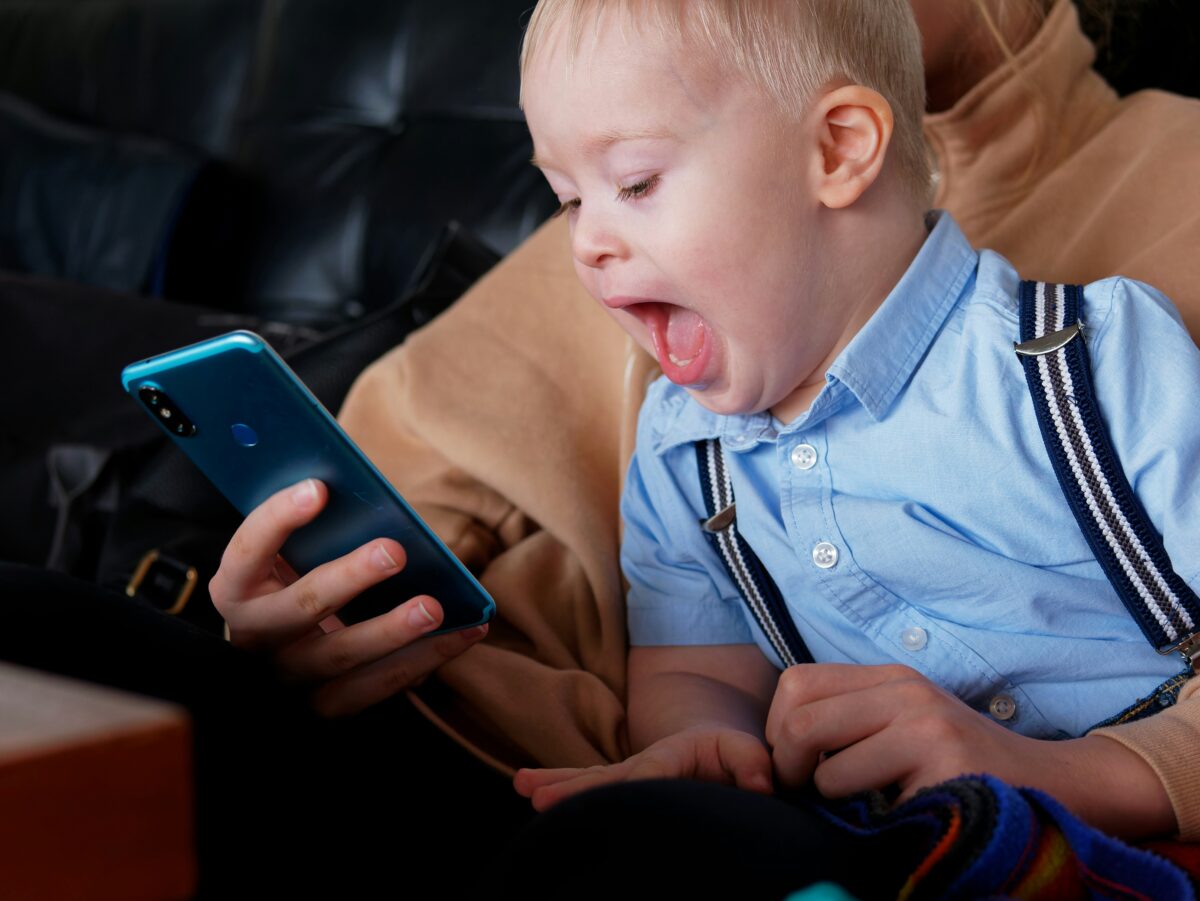 Child using social media
